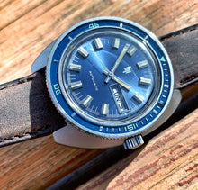 BOLD~EARLY 70s FRENCH LIP AUTOMATIC DIVER WITH BAKELITE BEZEL